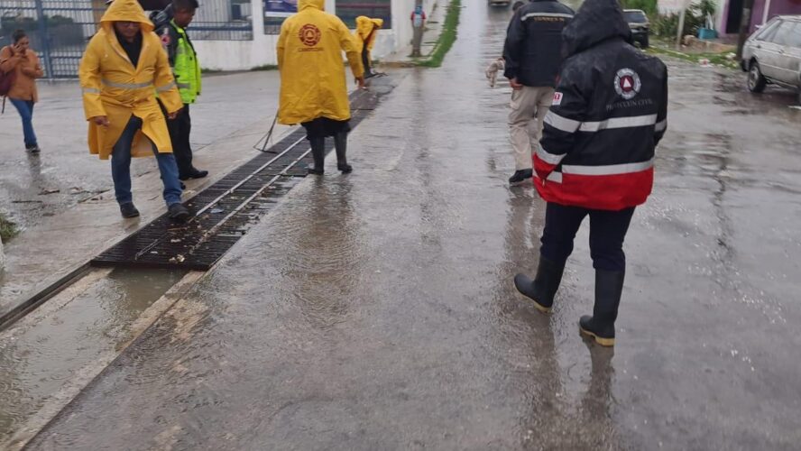 Trabajando en labores de limpieza de alcantarillas