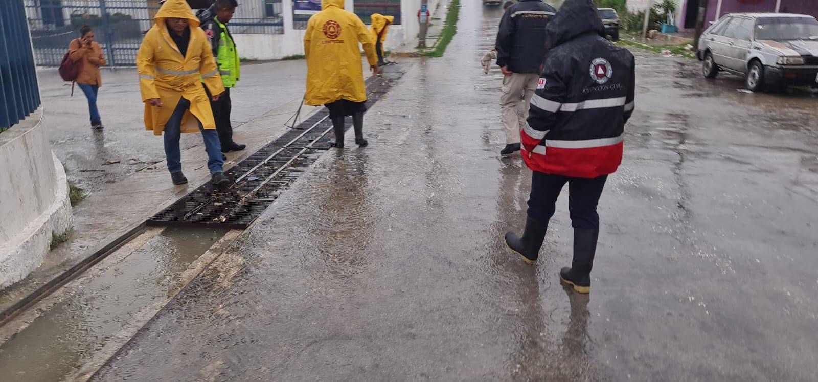 Trabajando en labores de limpieza de alcantarillas