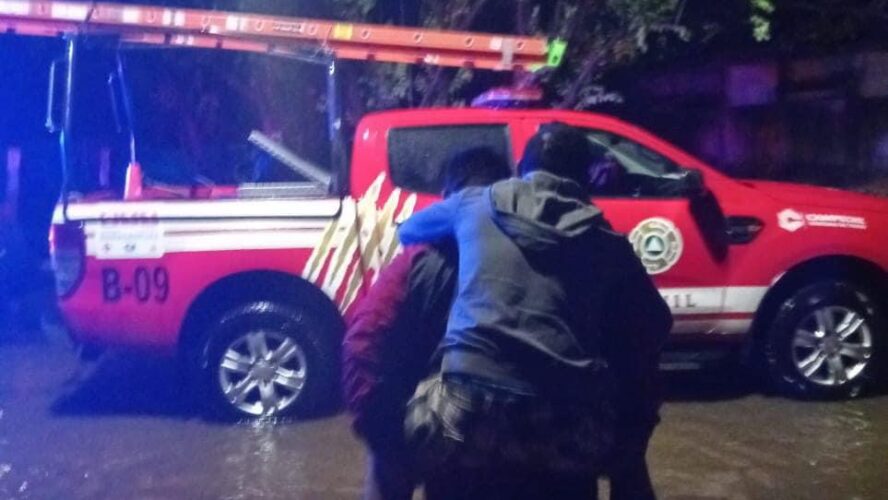 En Kila, Lerma bomberos ayudan a familia tras inundación