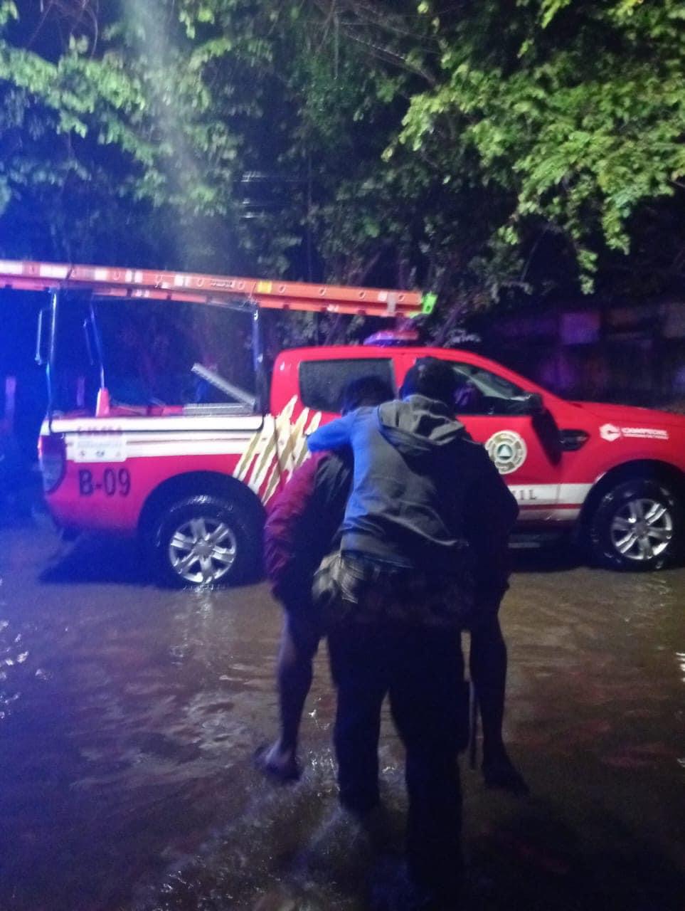En Kila, Lerma bomberos ayudan a familia tras inundación