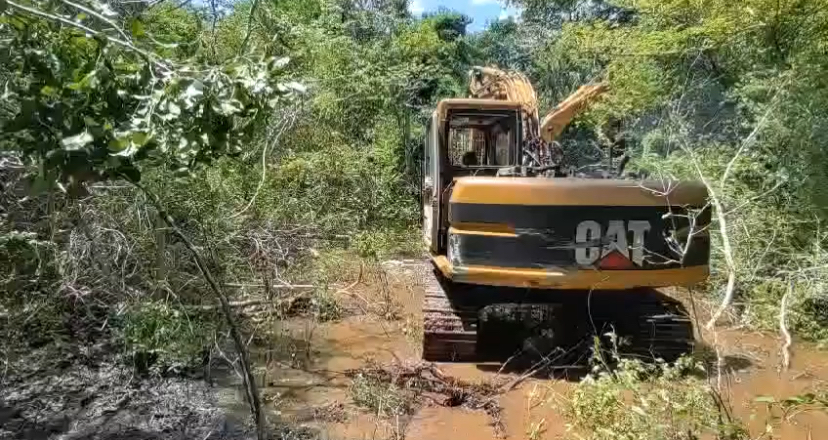 Limpieza y libramiento de 1.5 kilómetros de drenes para evitar nuevas afectaciones en un tramo de la autopista Campeche – Champotón