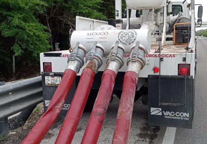 En la localidad de Villa Madero, Seybaplaya, se instaló un camión bomba en una alcantarilla ubicada sobre la autopista Champotón – Campeche