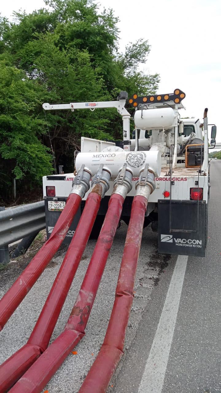 En la localidad de Villa Madero, Seybaplaya, se instaló un camión bomba en una alcantarilla ubicada sobre la autopista Champotón – Campeche
