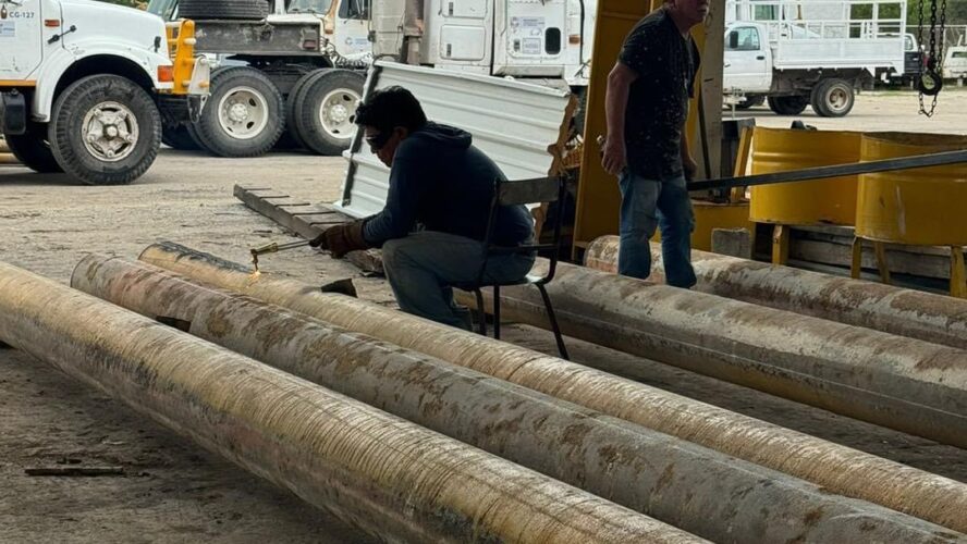 Preparando material para empezar la reparación del puente de Nayarit de Castellot