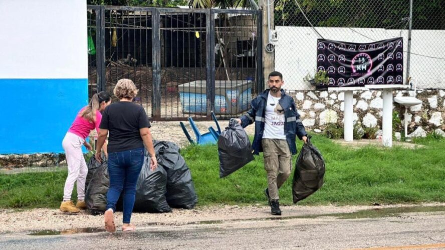 Apoyando a los pobladores de Castamay con la recoja de basura