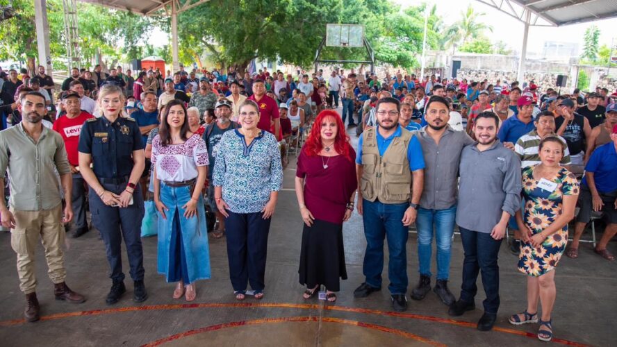 Entrega de despensas a pescadores como parte de los apoyos por la inactividad por el huracán Beryl
