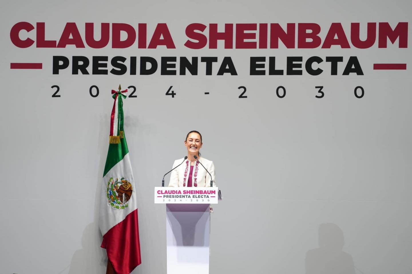 Acompañando a nuestra Presidenta electa a recibir su constancia de mayoría