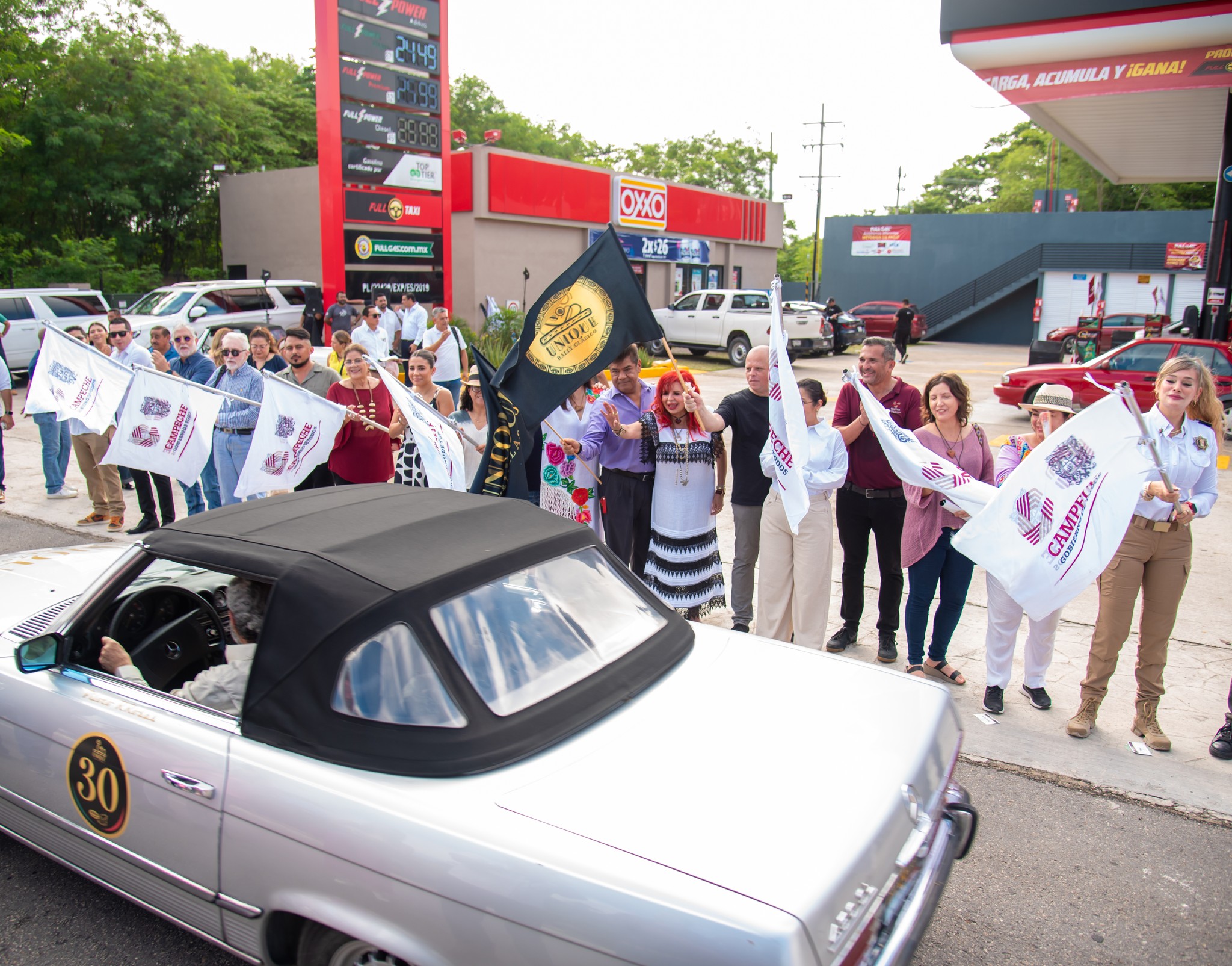 Banderazo de salida de la 3ª edición del Unique Rally Clásico