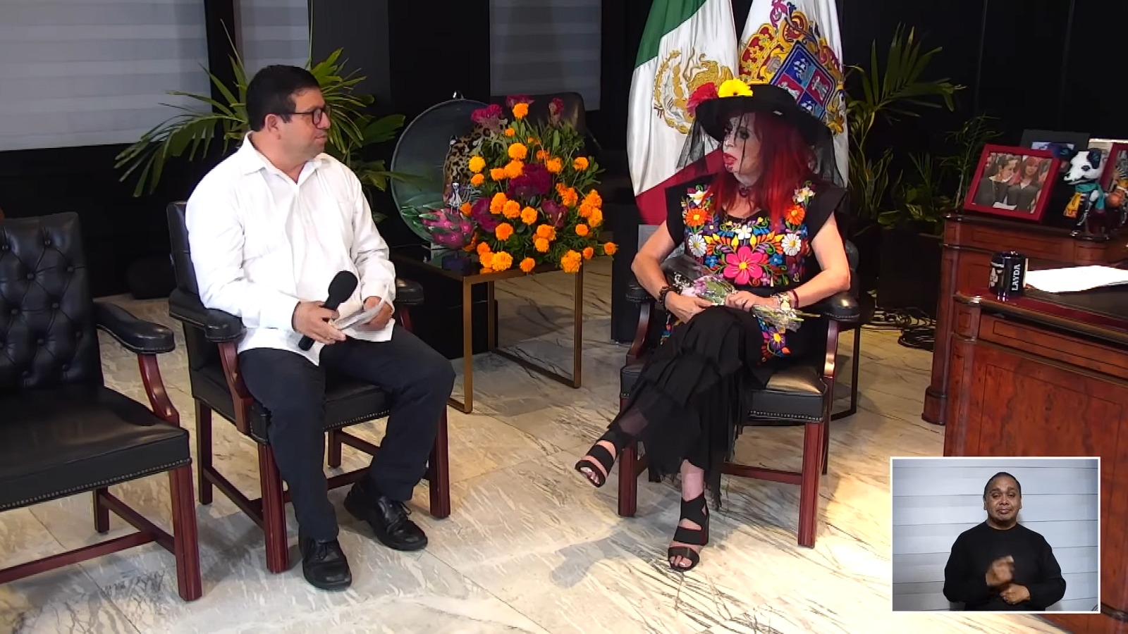Entrega de 156 escrituras públicas y títulos de propiedad