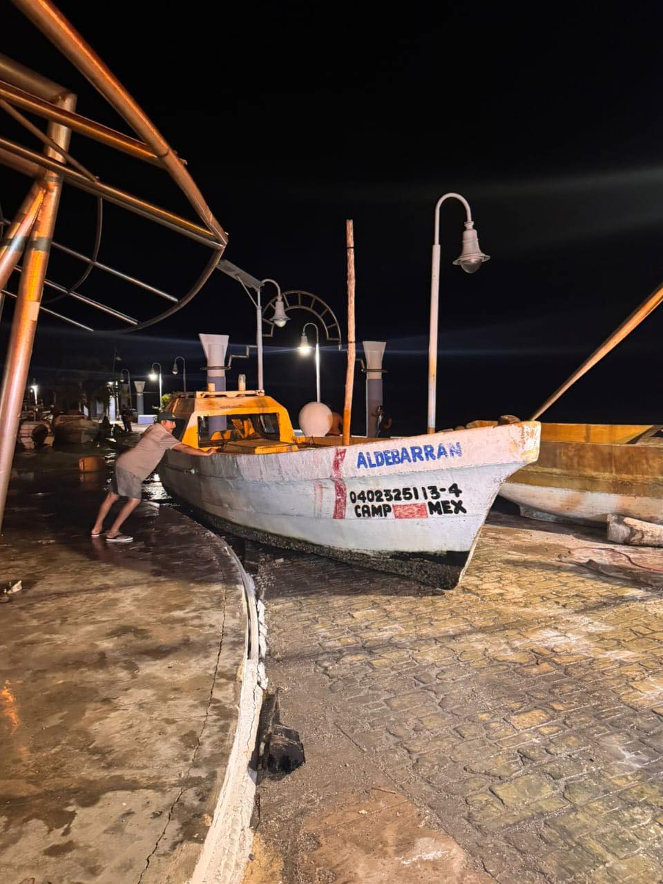 Personal de la SEDUMOP CAMPECHE apoya a pescadores del Muelle de San Román