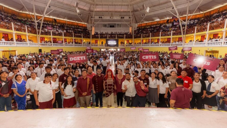 Impulsando la educación en Campeche con entrega de más de 1,700 computadoras