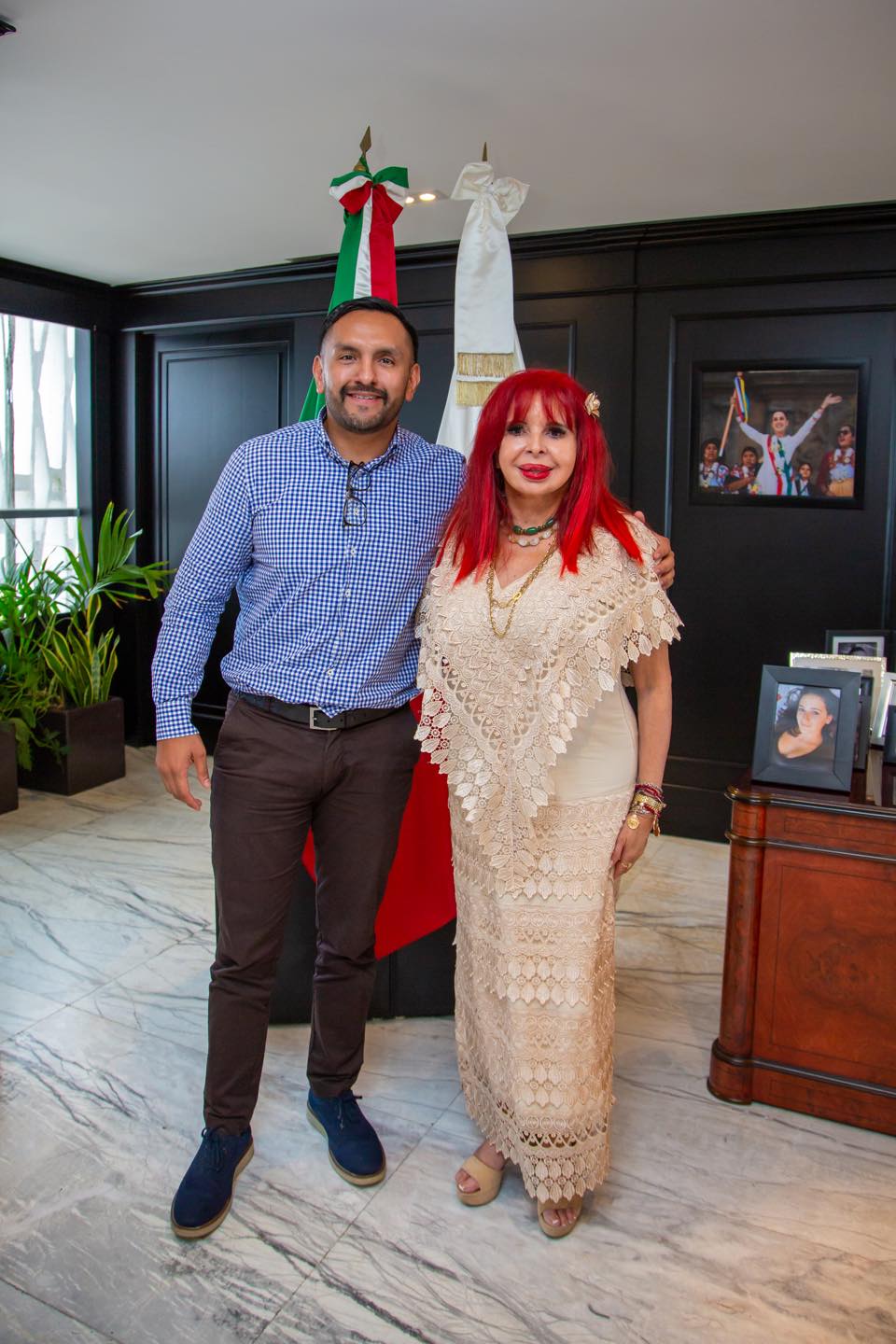 Saludo y platica con el director del Instituto Mexicano de la Juventud, Abraham Carro.