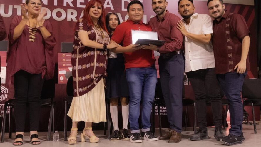 Entrega de computadoras del programa Formación Jaguar