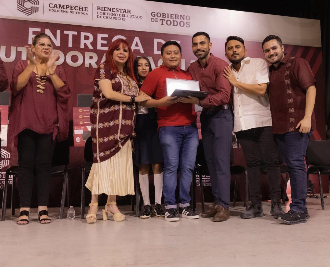 Entrega de computadoras del programa Formación Jaguar
