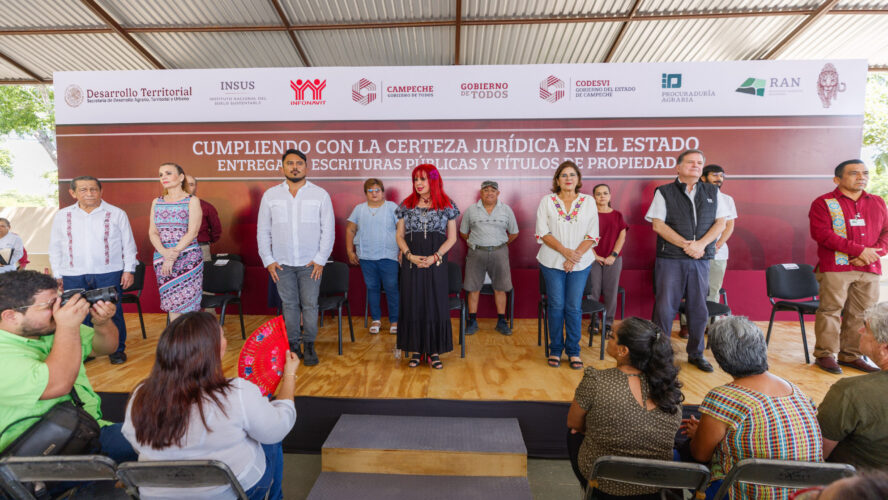 Entrega de 319 escrituras y títulos de propiedad a familias de Campeche, Champotón, Seybaplaya y Calkiní