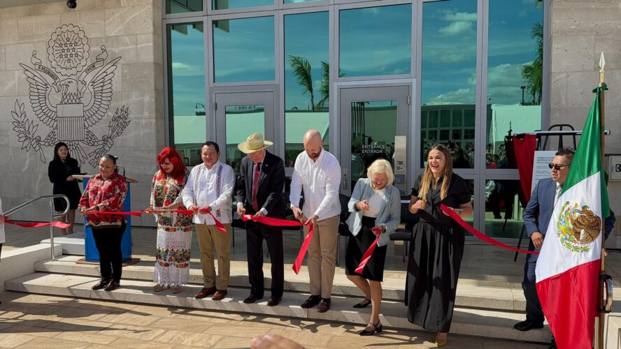 Ceremonia de dedicación del Nuevo Complejo Consular (NCC) de Mérida U.S. , junto al gobernador Huacho Díaz Mena