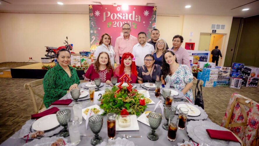 Posada con el equipo de la Oficina de la Gobernadora