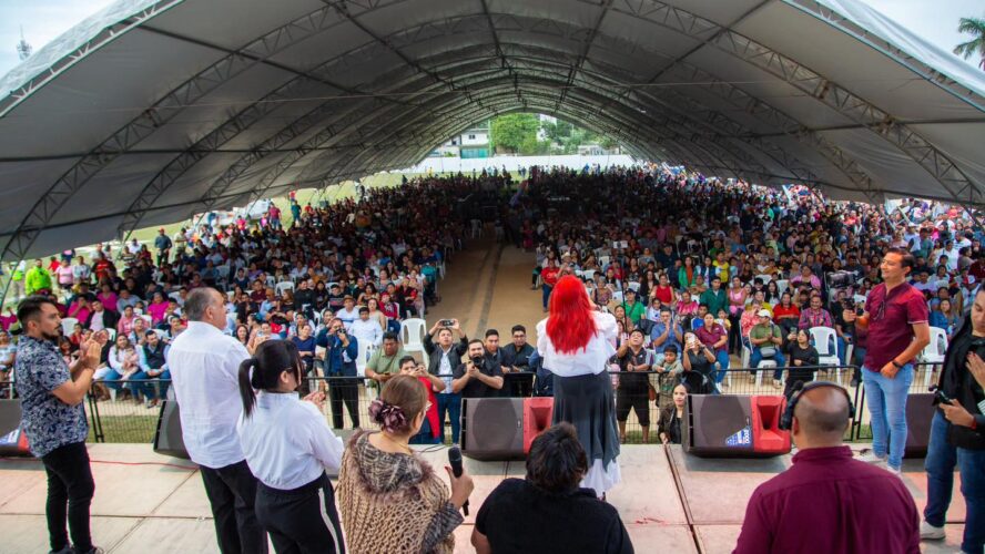 La Banda Carnaval puso a bailar y cantar, con sus mejores éxitos, a cientos de familias que asistieron a la Posada Del Jaguar en Escárcega