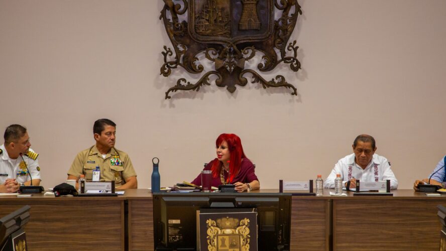 Reunión entre autoridades estatales, federales, de la capitanía de puertos, API Campeche y empresarios camaroneros