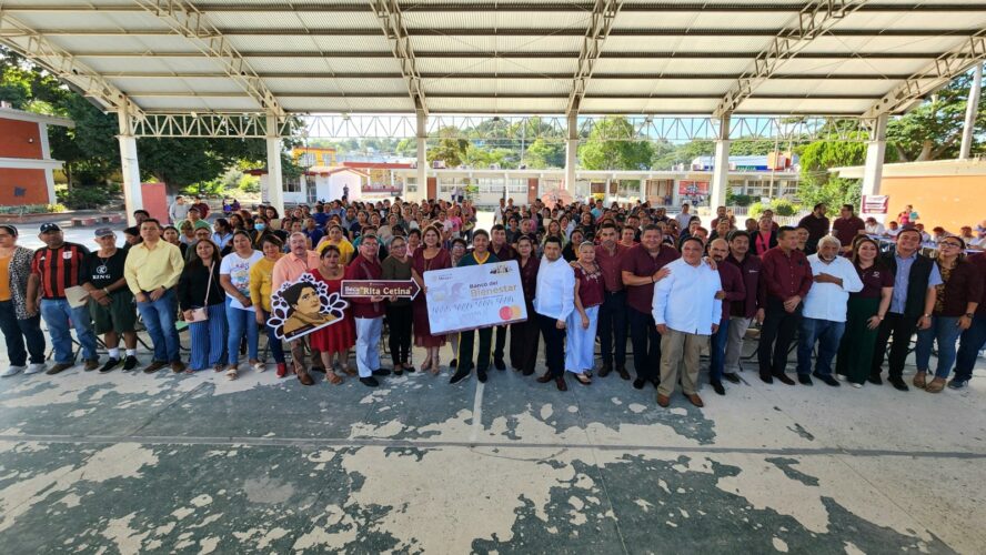 Entrega de la beca universal “Rita Cetina” en Campeche