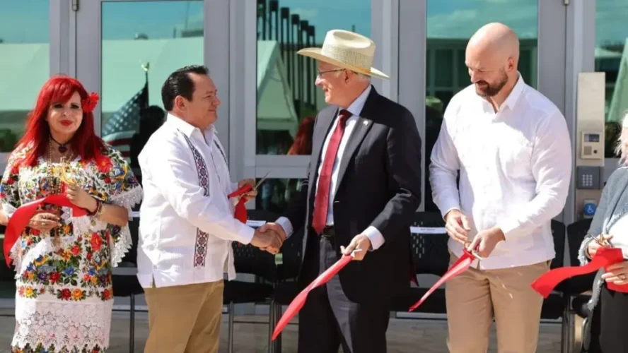 Layda Sansores asiste a la inauguración del nuevo Consulado de EE.UU. en Mérida