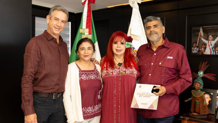 Entrega de medallas a trabajadores por 30 años de servicio