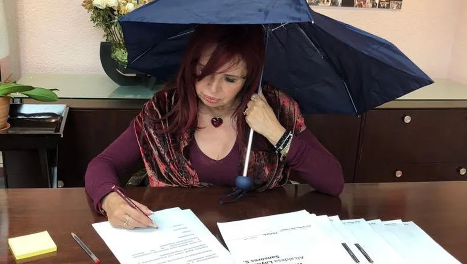Sansores usa paraguas en la oficina; denuncia goteras en Álvaro Obregón