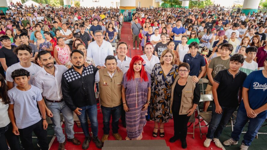 Entrega beca Benito Juárez