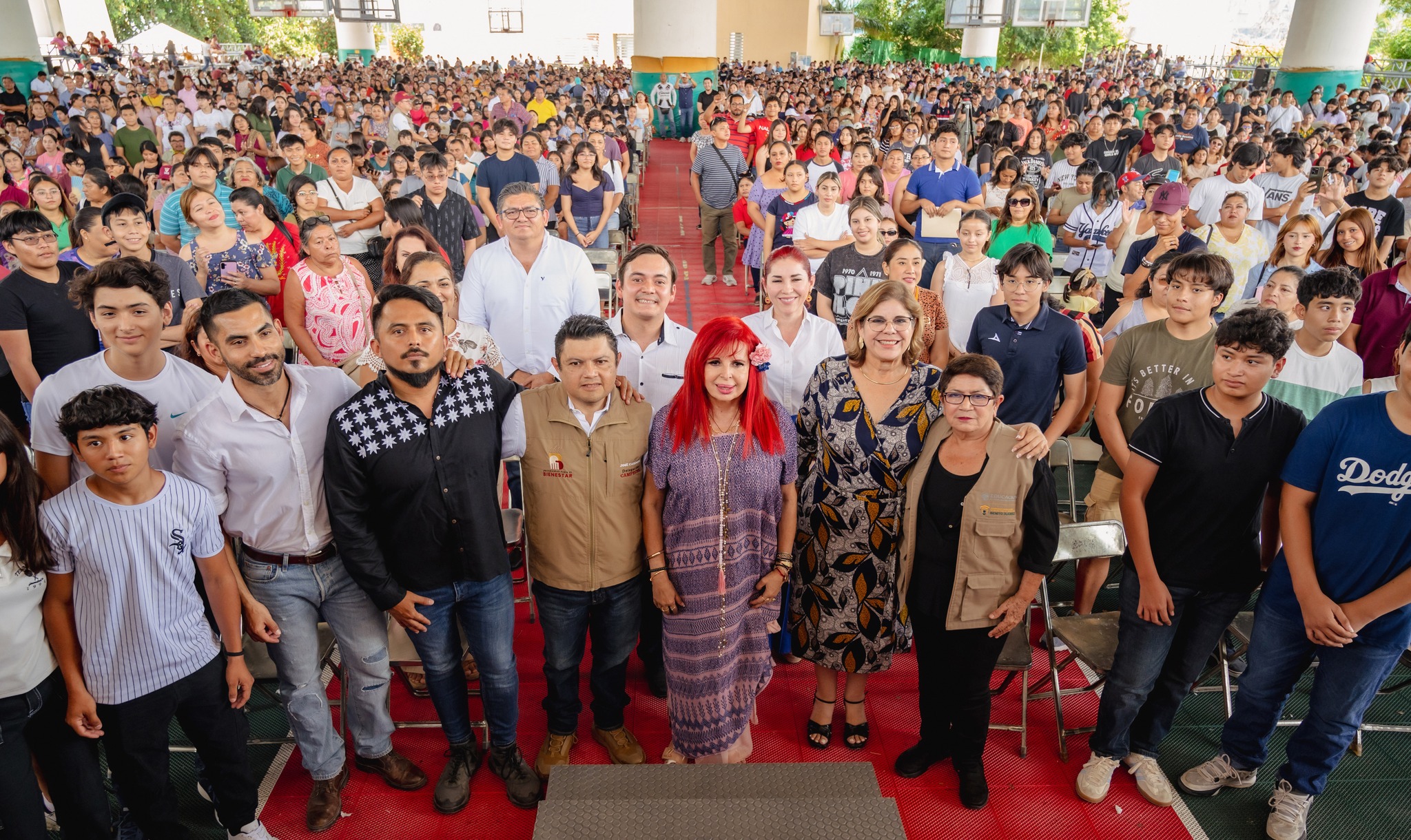 Entrega beca Benito Juárez