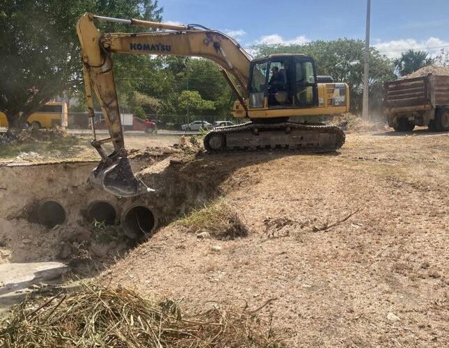 Se lleva a cabo la limpieza de drenes y cárcamos del aeropuerto de la ciudad capital, en la que, a través de la SEDUMOP