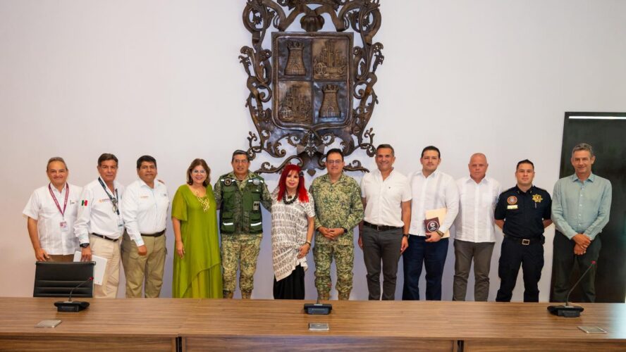 En reunión de trabajo con el equipo del General Óscar David Lozano Águila, director general de la empresa Tren Maya, evaluamos los avances del Tren Ligero de Campeche