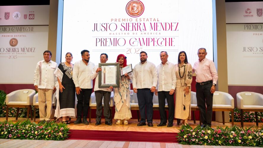 Entregamos la medalla Justo Sierra Méndez, Maestro de América, a Eudaldo Chávez Molina, cronista vitalicio de Tenabo, por su labor incansable en la preservación de la memoria histórica de su pueblo