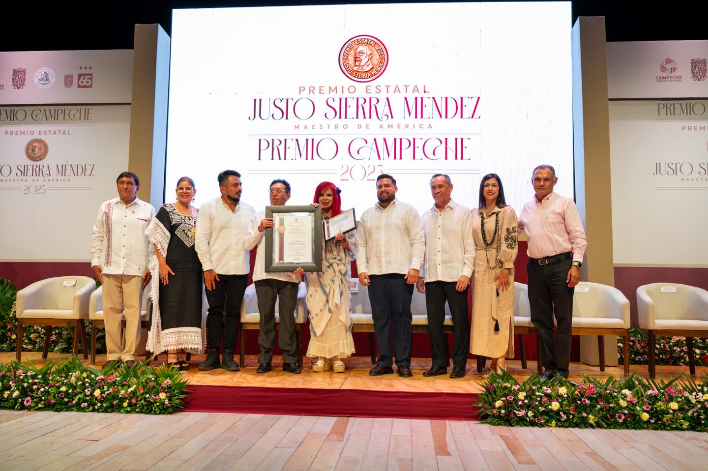 Entregamos la medalla Justo Sierra Méndez, Maestro de América, a Eudaldo Chávez Molina, cronista vitalicio de Tenabo, por su labor incansable en la preservación de la memoria histórica de su pueblo