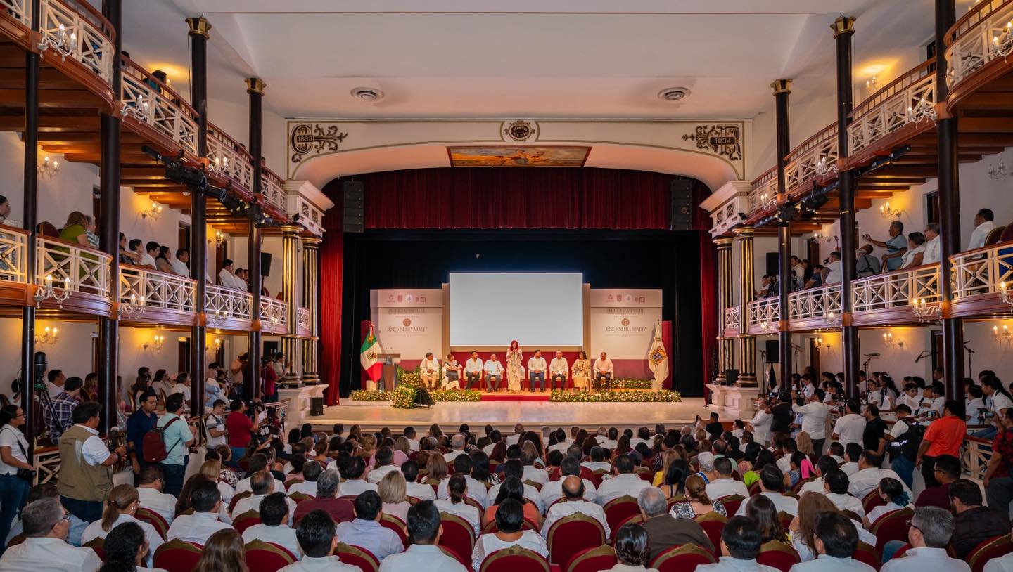 En el Teatro de la Ciudad, Francisco de Paula Toro, entregamos la medalla Justo Sierra Méndez