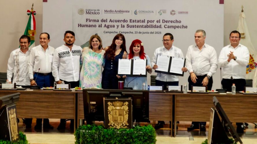 Junto a la representante de la Conagua Comisión Nacional del Agua-SMNmx, Paola Félix Díaz, firmé el Acuerdo Estatal por el Derecho Humano al Agua y la Sustentabilidad