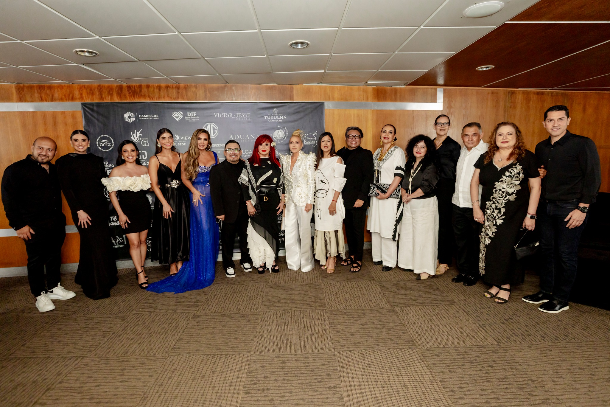 Qué noche tan maravillosa en el evento Moda Campeche! “El autismo nos incluye a todos” fue el mensaje poderoso impulsado por el DIF Estatal Campeche, encabezado por mi hermanita Laura Sansores y Mario Pavón; y en colaboración con los diseñadores Victor y Jesse