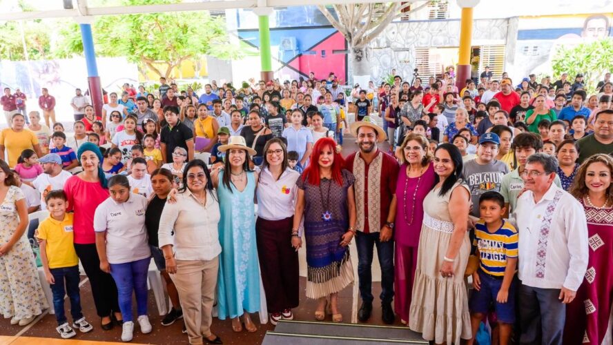 Como último punto, estuvimos en la Unidad Deportiva Maderas del fraccionamiento Puente de la Unidad, para entregar becas de tres programas de la Fundación Pablo García, junto a su directora Jamile Moguel, a estudiantes carmelitas