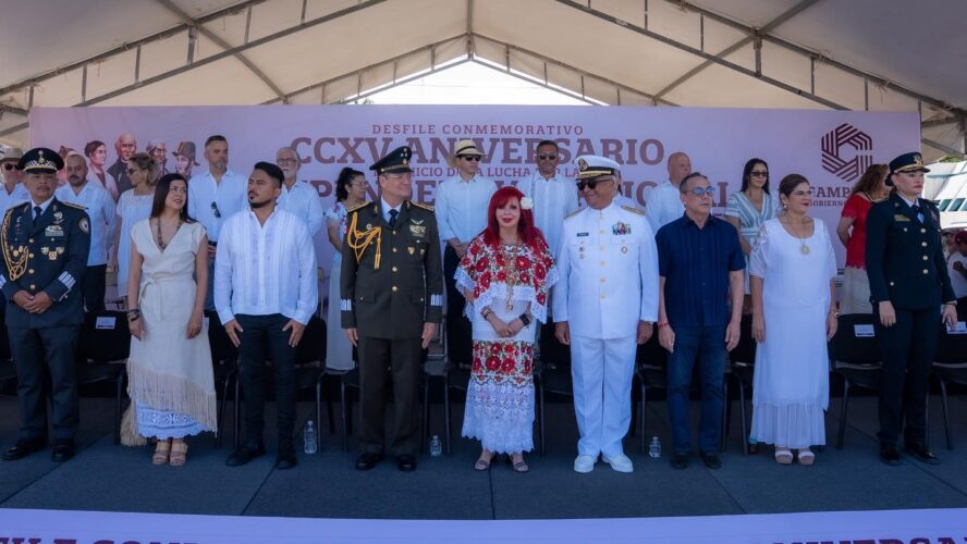 En el marco del CCXV Aniversario del Inicio de la Lucha de la Independencia Nacional, participé en la Ceremonia de Izamiento de nuestra Bandera y asistí al Desfile Cívico Militar