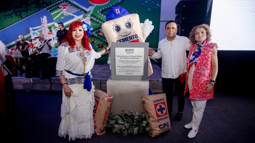 Dimos inicio a la construcción de la fábrica de Cooperativa La Cruz Azul SCL en Seybaplaya, junto a Víctor Velázquez Rangel
