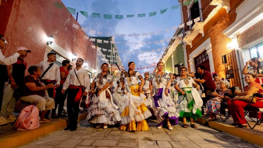 Qué orgullo es celebrar el Mes de la Campechanía con el desfile encabezado por el DIF Estatal Campeche y mi hermanita Laura Sansores