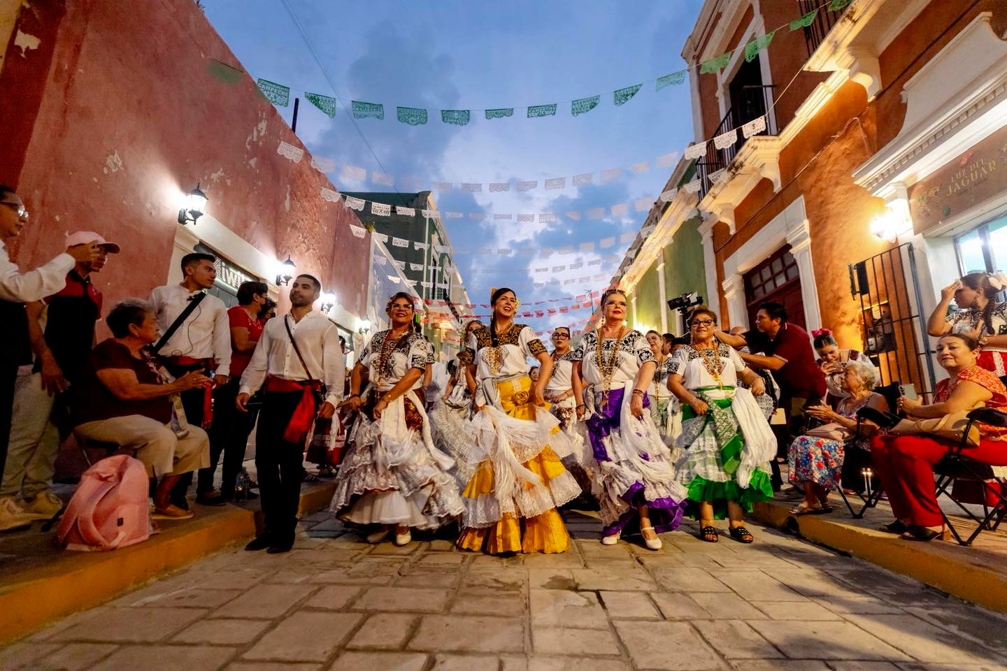 Qué orgullo es celebrar el Mes de la Campechanía con el desfile encabezado por el DIF Estatal Campeche y mi hermanita Laura Sansores