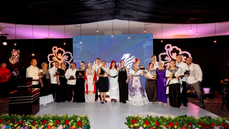 Anoche me sentí profundamente emocionada al participar en la Cena de Gala “El Pregonero”, organizada por la CANACO Servytur Campeche