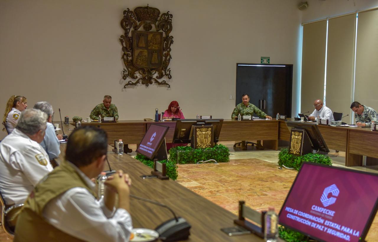 Hoy, en la sesión de la Mesa para la Construcción de la Paz y la Seguridad, la Policía de Campeche informó que, gracias al trabajo coordinado de seguridad con estados vecinos, se ubicó a Miguel J.C., de 19 años