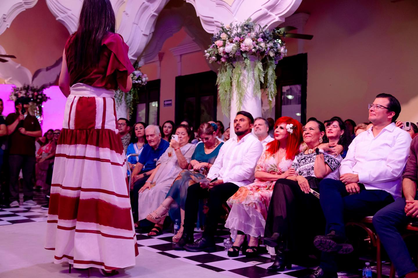Hoy me llenó de orgullo acompañar a mi hermana, Laura Sansores, en el 4º Informe de Actividades del DIF Estatal Campeche. Qué original!