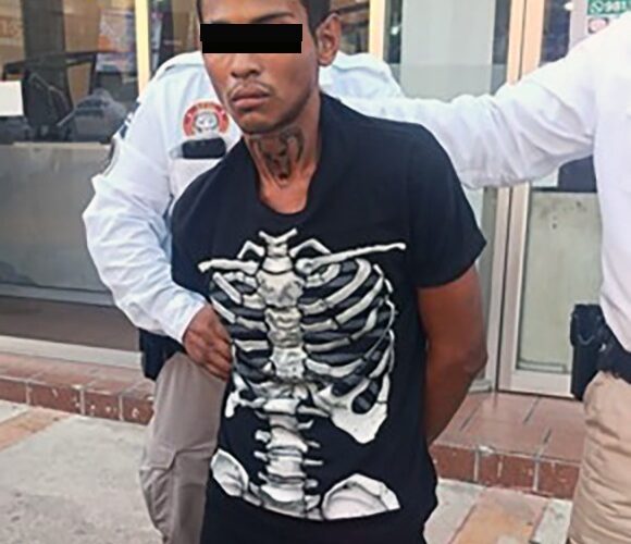 Nuestra Policía de Campeche aseguró y puso a disposición de la Fiscalía General del Estado de Campeche a dos presuntos delincuentes que frecuentemente cometían robos y asaltos a comercios