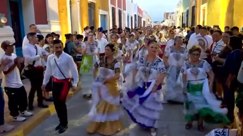 En Campeche, miles de niñas y niños, mujeres y hombres salen a bailar a las calles para celebrar el día de la campechanidad
