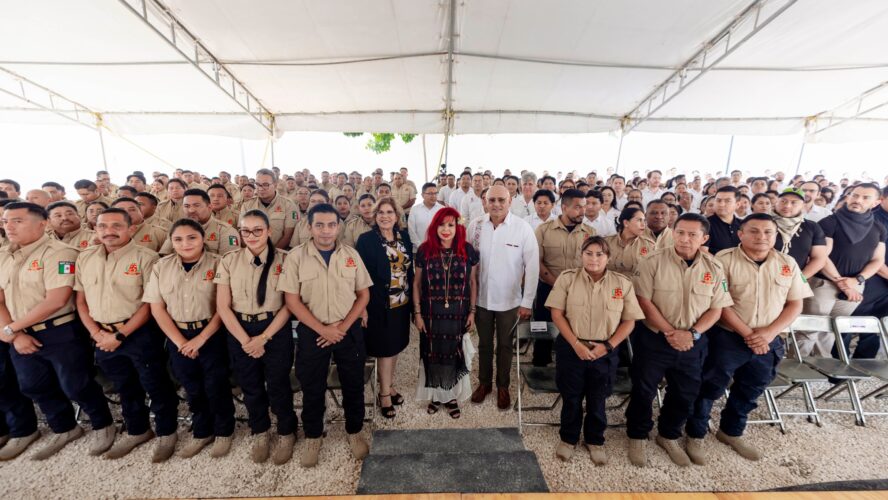 Con el firme compromiso de fortalecer las capacidades operativas y dignificar al personal de la Fiscalía General del Estado de Campeche, entregamos vehículos y piezas de uniformes