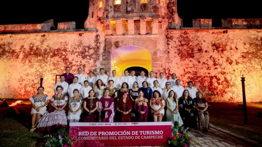 La histórica Puerta de Tierra fue el marco para instalar la Red Estatal de Promoción de Turismo Comunitario, junto a la titular de la Secretaría de Turismo de México, Josefina Rodríguez Zamora y la titular de Secretaría de Turismo Campeche, Adda Solis