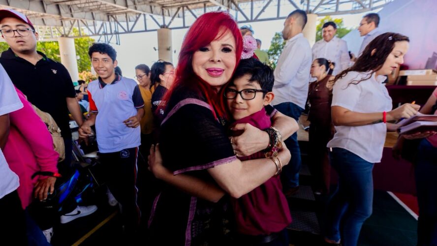 Hoy entregamos 683 computadoras portátiles a estudiantes de todos los niveles. Me llena el corazón ver sus sonrisas: la juventud está hecha para desbordar energía, luz y ánimo