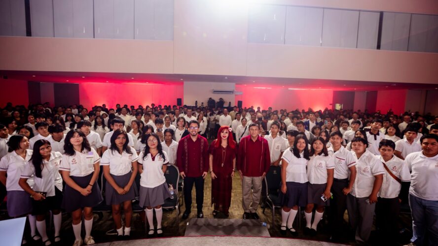 Junto a cientos de alumnos, maestros, directores y personal administrativo, celebramos el 35 Aniversario del COBACAM, una institución que hoy es referente educativo en el estado